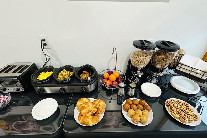 Breakfast/Coffee Service 144 of 165