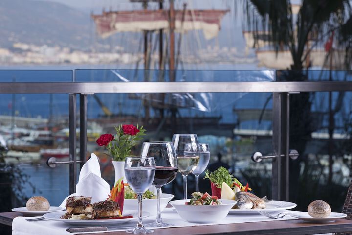 Dining 14 of 32