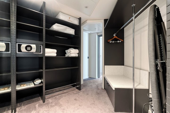 Room 11 of 76