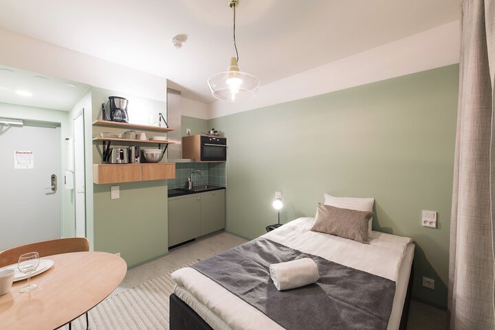 Room 6 of 77