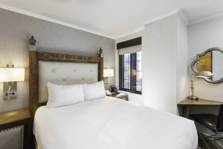 Queen Size Bed (10 of 30)