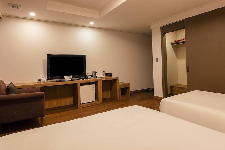 Room 13 of 37