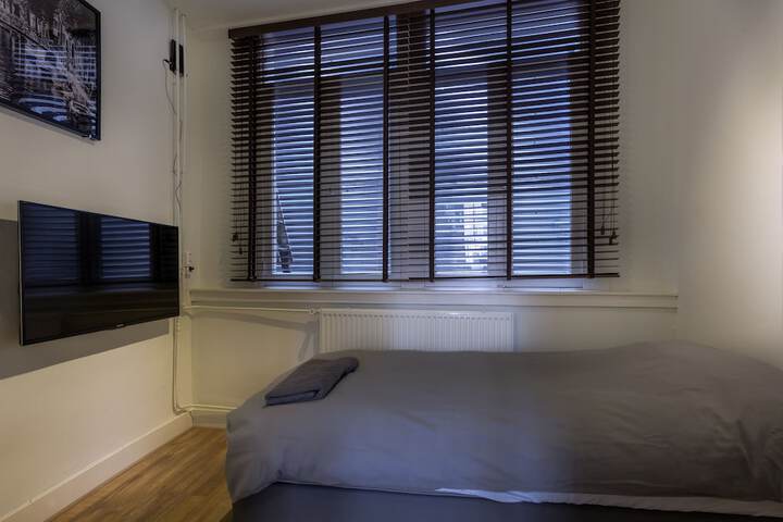 Room 4 of 32