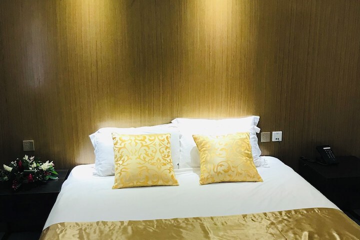 Room 10 of 33