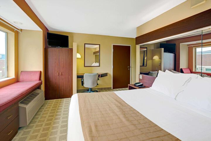 1 Queen Bed (3 of 16)