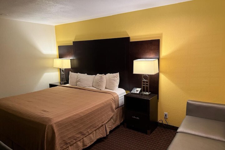 1 King Bed (5 of 7)