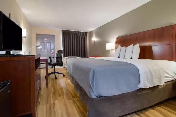 Efficiency King Bed (5 of 8)