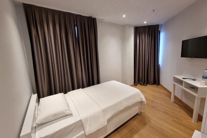 Room 14 of 20