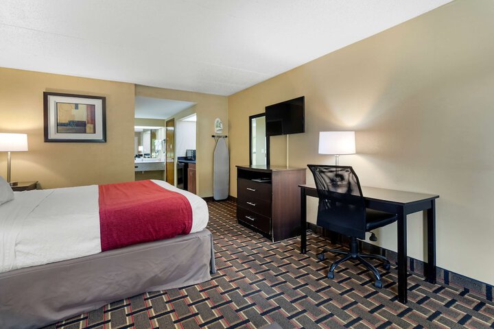 1 King Bed Room High Speed Internet Accessible Microwave and Refrigerator Work Desk Contine (13 of 18)