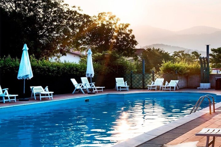Pool 10 of 15