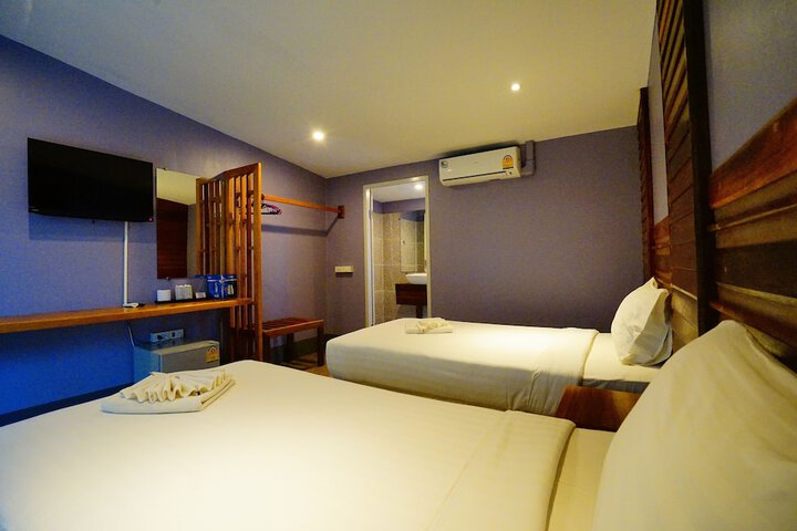 Room 8 of 93