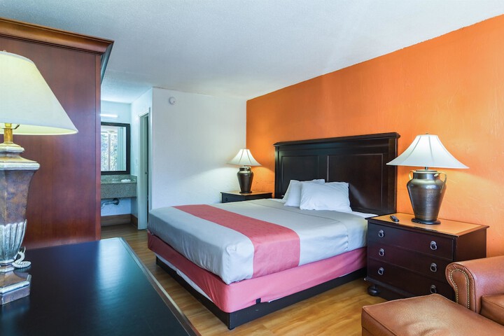 1 King Bed (2 of 7)