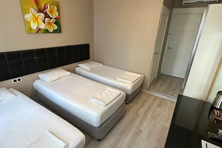 Room 7 of 77