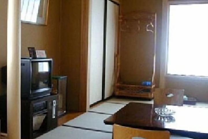 Room 6 of 17