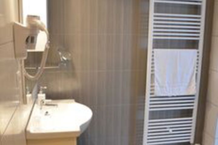 Room 4 of 32