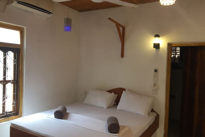 Room 5 of 8