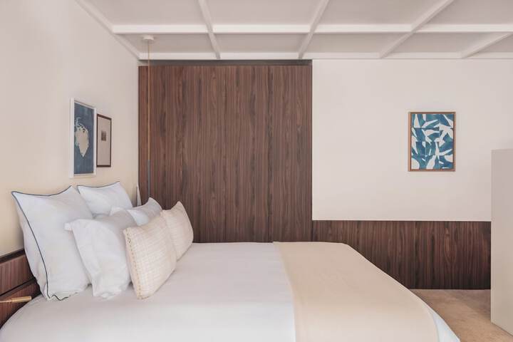 Room 28 of 103