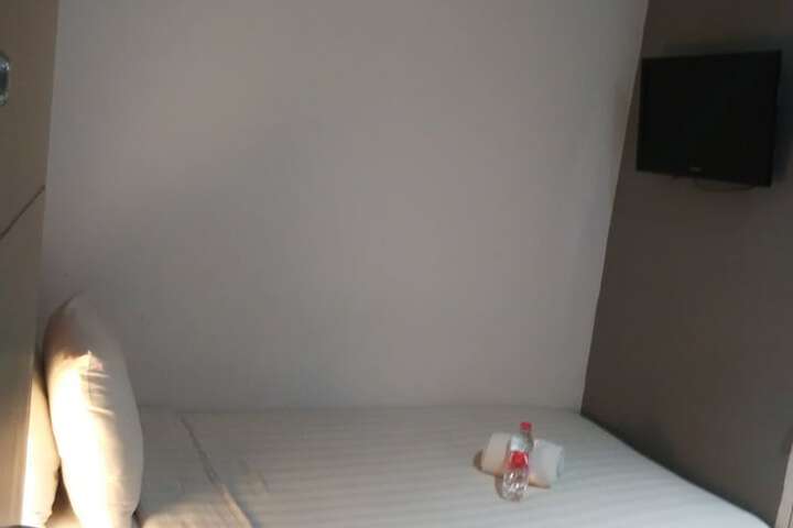 Room 6 of 17