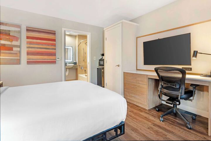 1 Queen Bed Exterior Accessible Microwave and Refrigerator Full Breakfast (12 of 22)
