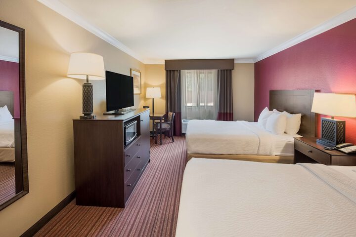 1 Queen Bed High Speed Internet Accessible Microwave and Refrigerator, Iron and Ironing B (2 of 15)