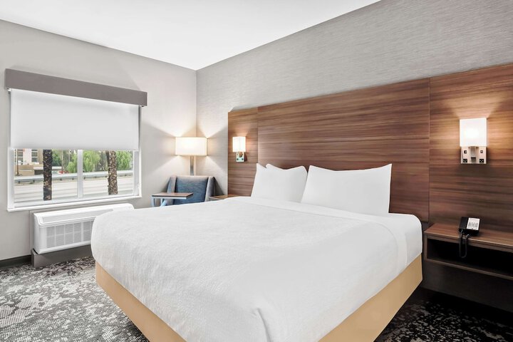 1 King Bed (3 of 6)