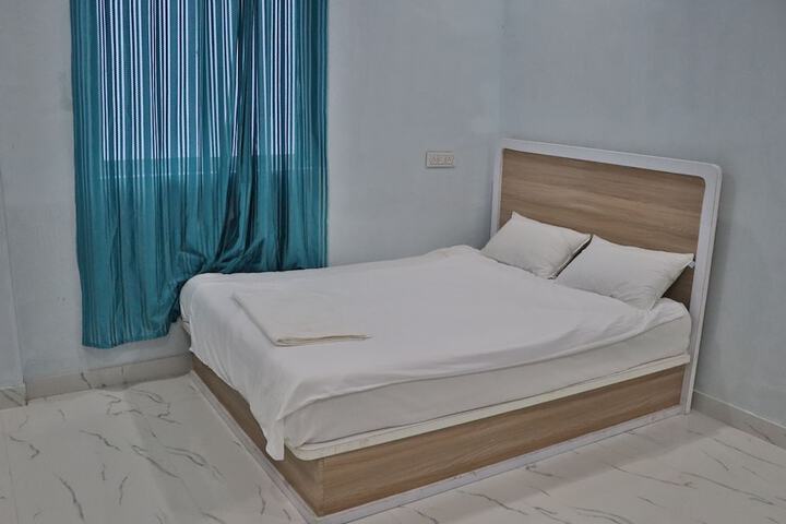 Room 4 of 16