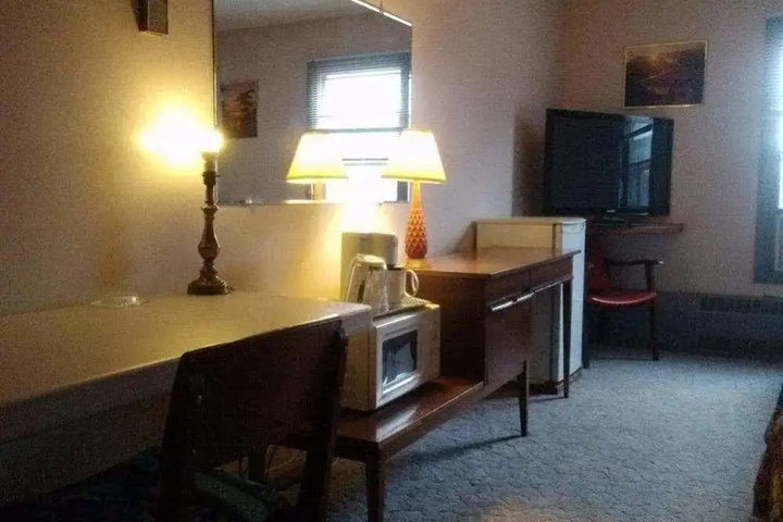 Room 4 of 10