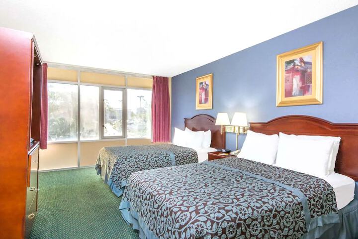 1 Queen Bed (2 of 6)