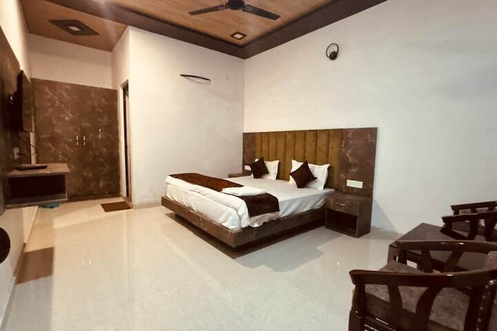 Room 4 of 15