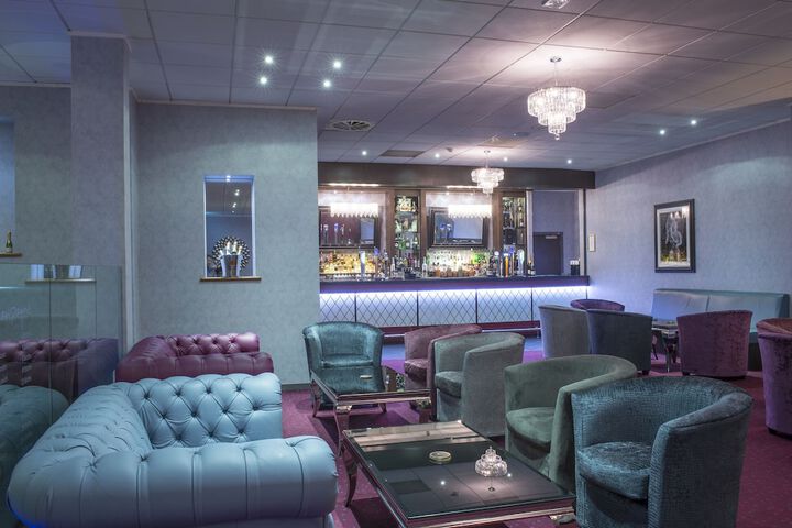 Lounge 110 of 122