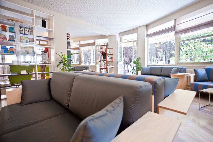 Lobby lounge