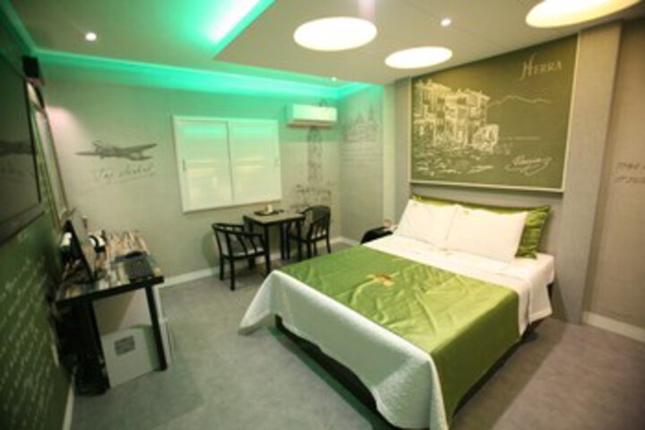 Room 17 of 18