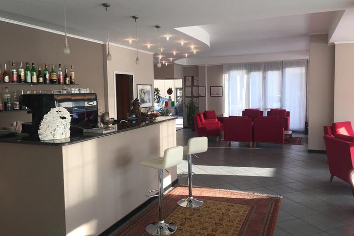 Lounge 33 of 43