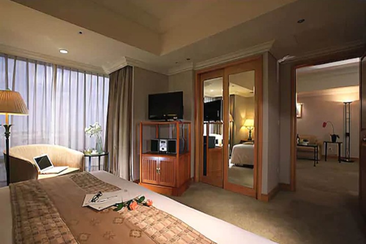 Room 10 of 42