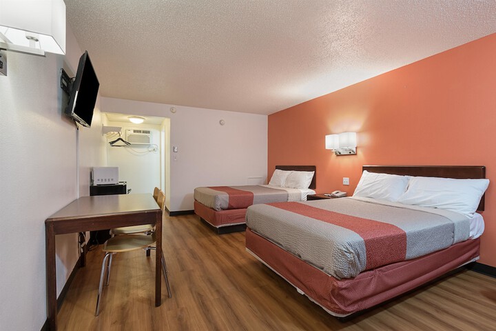 2 Queen Beds (8 of 12)