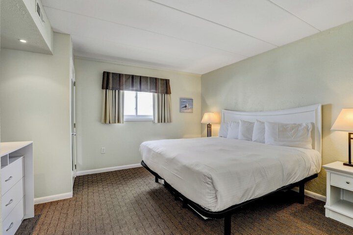 Traditional Suite 1 King Bed with Sofa Bed (8 of 23)