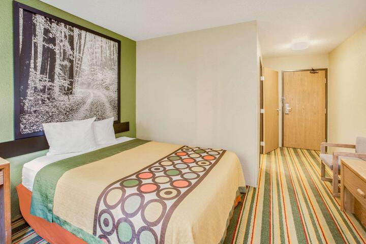 1 Queen Bed (13 of 15)