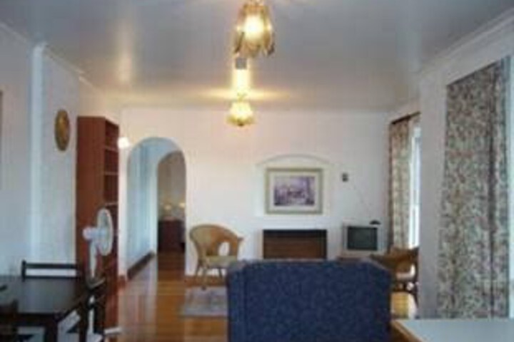 Lounge 6 of 11