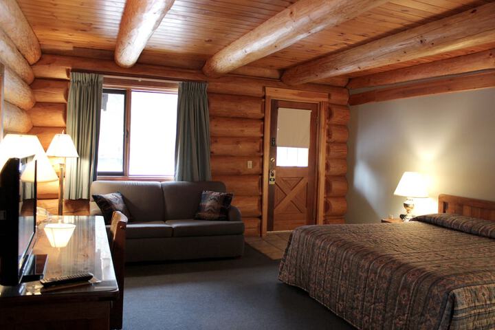 Pine Country Economy King Bed Pet Friendly (30 of 31)