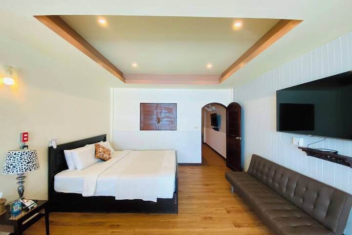 Room 42 of 211