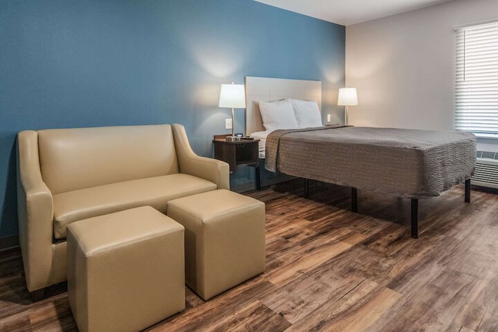 1 Queen Bed (4 of 22)