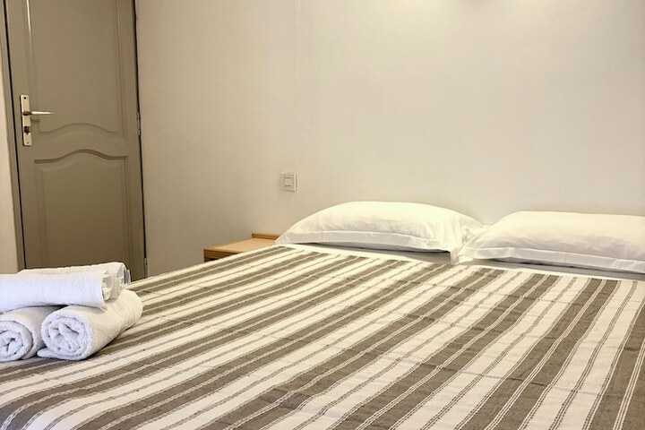 Room 43 of 193