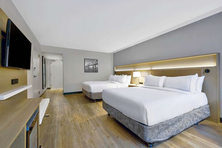 2 Queen Beds (1 of 9)