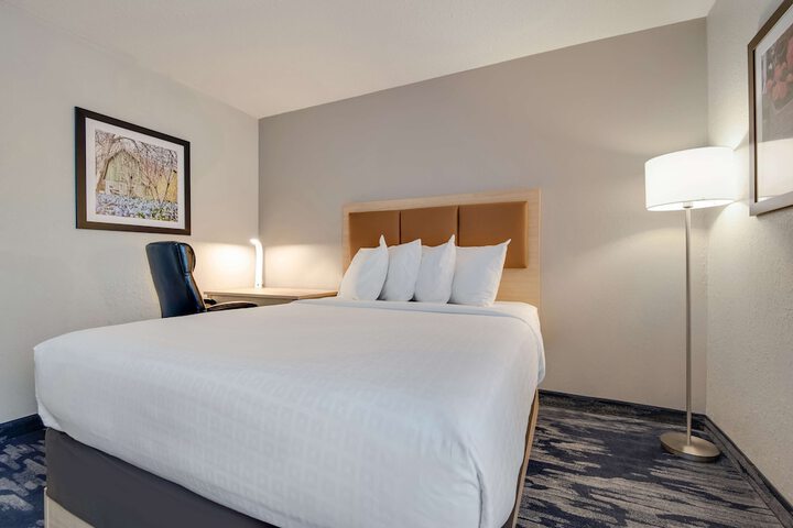 2 Queen Beds Flat Screen Television Microwave and Refrigerator High Speed Internet Accessible Full Breakfast (6 of 12)