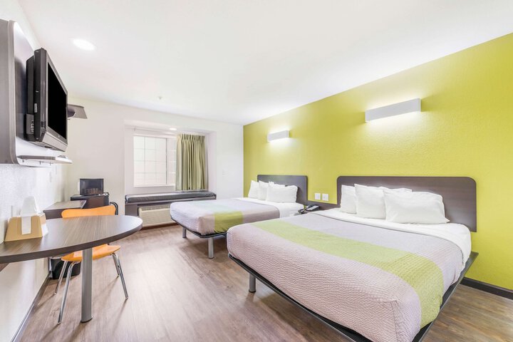 1 Queen Bed (2 of 10)
