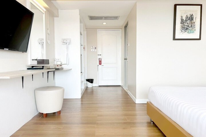 Room 16 of 28