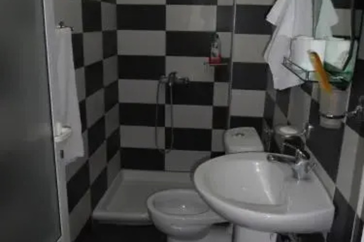 Room 4 of 8