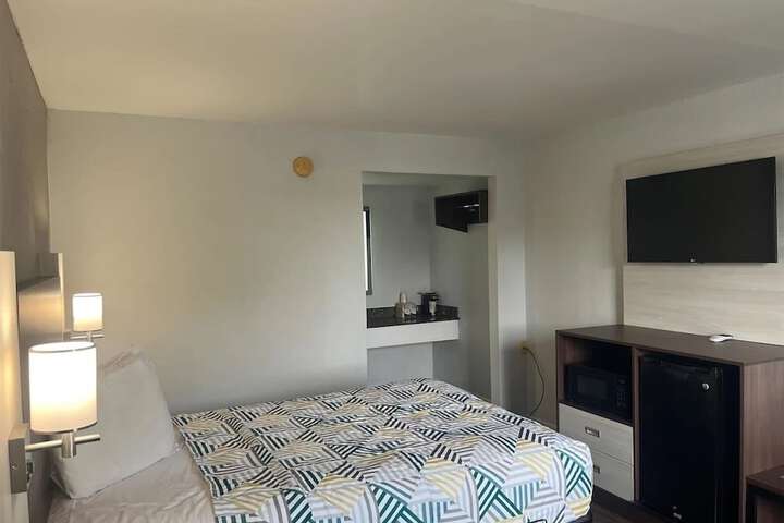 Room 27 of 38