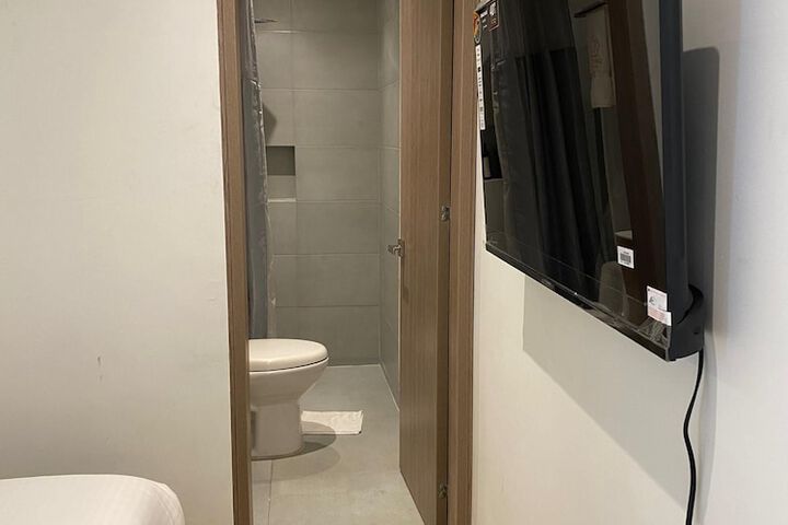Room 9 of 32