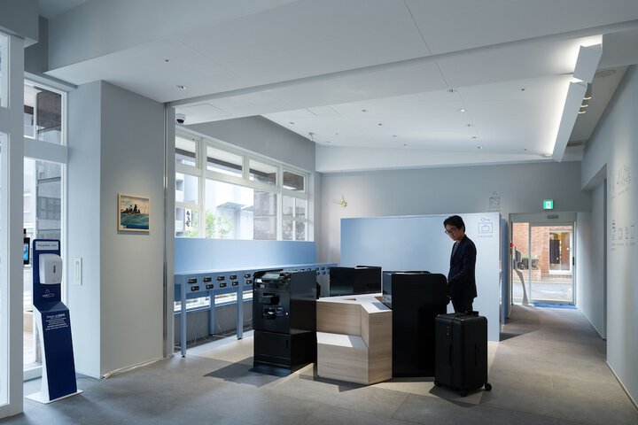 Check-in/check-out kiosk